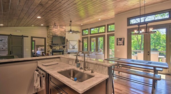 Interior - Riverfront Mountain Modern Cabin with hot tub very close to downtown Ellijay. (Ellijay)