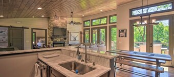 Riverfront Mountain Modern Cabin with hot tub very close to downtown Ellijay.