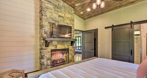 3 bedrooms, iron/ironing board, free WiFi, bed sheets - Riverfront Mountain Modern Cabin with hot tub very close to downtown Ellijay. (Ellijay)