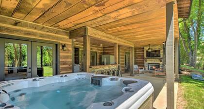 Riverfront Mountain Modern Cabin with hot tub very close to downtown Ellijay.