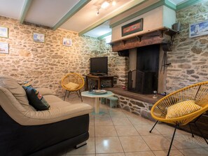 TV - Beautiful private villa for 6 people with WIFI, TV and terrace (Jouvente)
