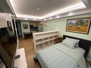 1 bedroom, desk