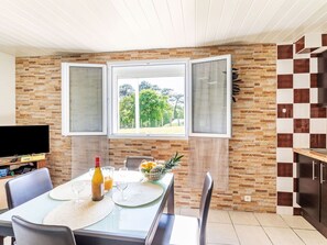Dining - Lovely apartment for 4 guests with WIFI, TV and terrace (Anglet)