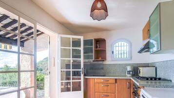 Een magnetron, een oven, een vaatwasser, een broodrooster