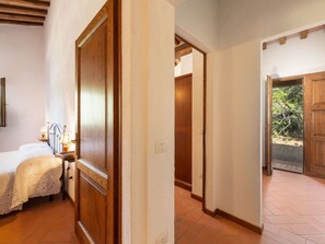 2 bedrooms, travel crib, free WiFi
