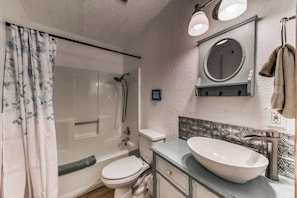 Combined shower/bathtub, hair dryer, towels