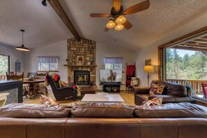 Smart TV, chimenea y reproductor de DVD 
