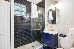 Shower, hair dryer, towels - Croton  Cottage - Downtown WPB guest house (West Palm Beach)