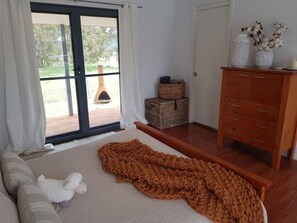 1 bedroom, iron/ironing board, WiFi, bed sheets - Winery Cottage on Scenic Acreage (Buckaroo)