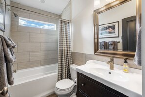 Combined shower/bathtub, towels, soap, shampoo