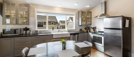 Réfrigérateur, micro-ondes, four, plaque de cuisson