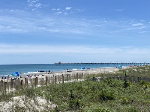 Peaceful Oceanside Oasis, walk to beach, yard, heart of EI, bikes, beach gear