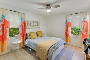 3 bedrooms, desk, iron/ironing board, travel crib - Peaceful Oceanside Oasis, walk to beach, yard, heart of EI, bikes, beach gear (Emerald Isle)