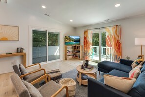 Smart TV, books, stereo, printers - Peaceful Oceanside Oasis, walk to beach, yard, heart of EI, bikes, beach gear (Emerald Isle)