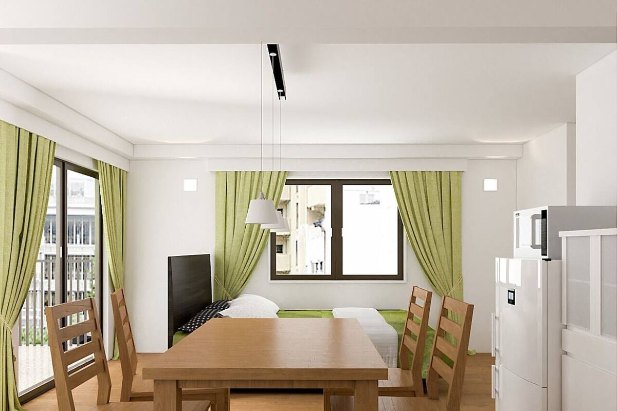 Una sala de estar moderna con una mesa de comedor de madera, cortinas verdes, un televisor de pantalla plana, un refrigerador blanco y un ventanal con vistas.
