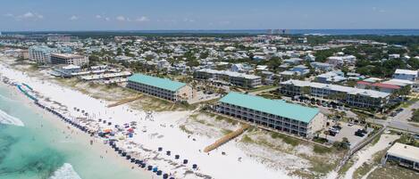 Plage, chaises longues