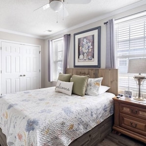 2 bedrooms, iron/ironing board, free WiFi, bed sheets - Cozy Concord Cottage (Concord)
