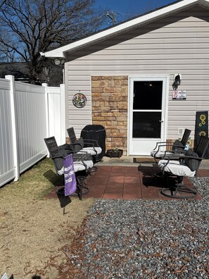 Outdoor dining - Cozy Concord Cottage (Concord)