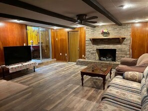 Smart TV - Specious House on 10 acres Orange Grove 1 Bedroom Apt Fridge (Frostproof)