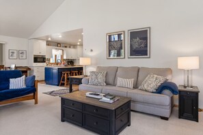 Una Smart TV, una chimenea, libros