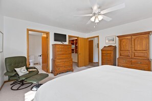 3 bedrooms, iron/ironing board, travel crib, free WiFi - Dog Friendly home in Fish Creek-private lot (Fish Creek)