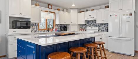 Een microgolfoven, een oven, een kookplaat, een vaatwasser