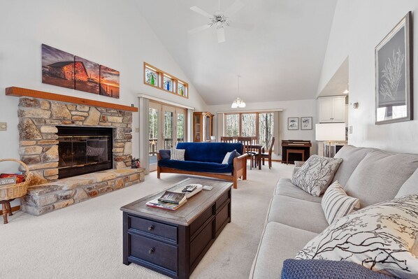 スマートテレビ、暖炉、書庫