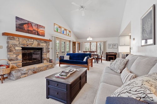 Dog Friendly home in Fish Creek-private lot