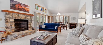 Dog Friendly home in Fish Creek-private lot