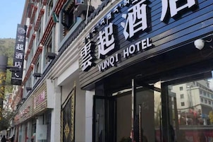 A hotel sign with Chinese characters and the name 'Yunqi Hotel'.