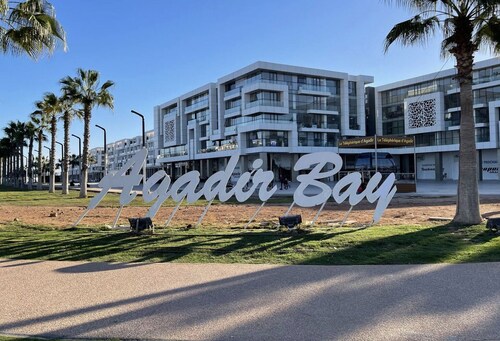 New gorgeous 2br Condo With pool minutes to beach