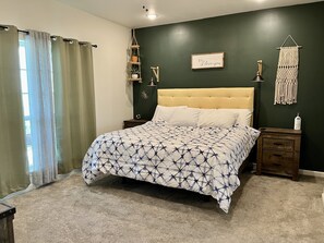 4 habitaciones, escritorio y tabla de planchar con plancha 