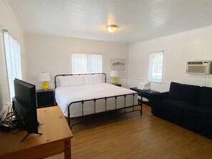 Cabin Osage Cabin #2 | Zona de estar | Una televisión