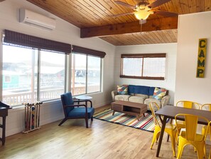 Old Linn Creek Cabin #12 | Zona de estar | Una televisión