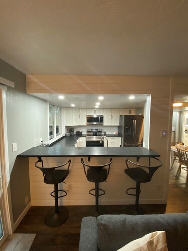 Mia’s Place - Modern Space near airport and 1-15