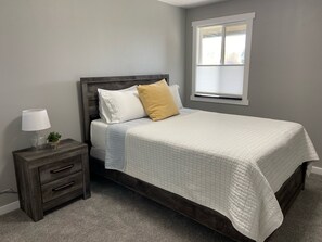 2 عدّة غرف نوم ومكواة/لوح كي وواي فاي مجانًا وملاءات أسرّة