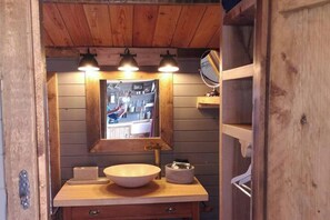 Bathtub, towels - 1 Bed Cabin in the Magical Galloway Forest Park (Newton Stewart)