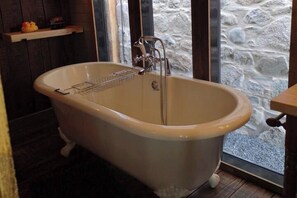 Bathtub, towels - 1 Bed Cabin in the Magical Galloway Forest Park (Newton Stewart)