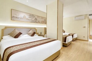 A hotel room with a large bed, two smaller beds, a painting on the wall, and a mirror. - Vienna 3 Best Hotel (Foshan Jinsha Central Square) (Foshan)