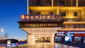 Ein Hotel mit auffälligem Schild, auf dem 'Vienna 3 Best Hotel' steht, und einem großen Eingang.
