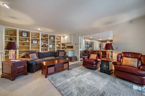 Älytelevisio, takka, DVD-soitin, kirjoja