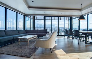 5BR Platinum Executive Suite | 거실 공간 | 위성 채널 시청이 가능한 50인치 평면 TV, TV
