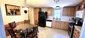 Lave-vaisselle, cafetière-théière, mélangeur, vaisselle et ustensiles