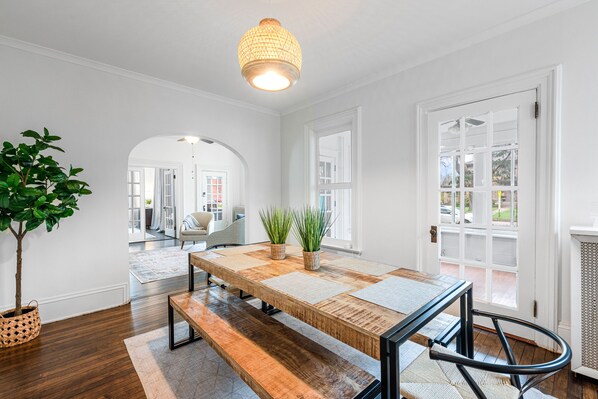 Dining - Luxury Lake Geneva Home 7 Beds (Lake Geneva)