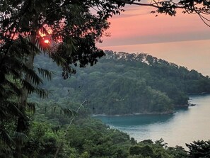 Beach - Romantic sunset view in Manuel Antonio (Manuel Antonio)
