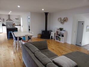 TV - FAMILY FRIENDLY weekend getaway on the Yorke Peninsula (Tiddy Widdy Beach)