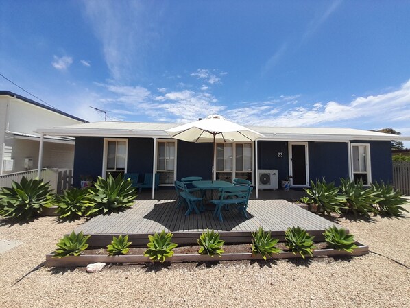 Outdoor dining - FAMILY FRIENDLY weekend getaway on the Yorke Peninsula (Tiddy Widdy Beach)