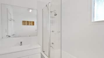 Combined shower/bathtub, towels, toilet paper
