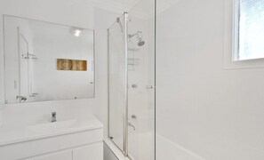 Combined shower/tub, towels, toilet paper