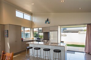 Jääkaappi, mikroaaltouuni, uuni, liesi